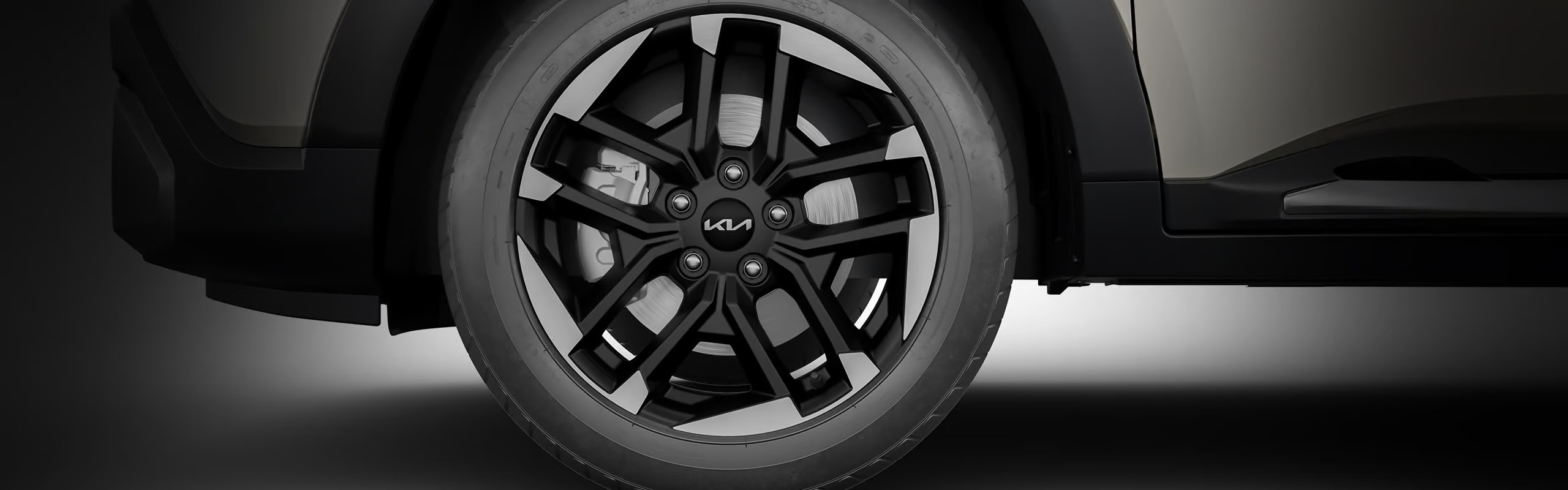 R17 - 43.66 cm (17”) Crystal Cut Dual Tone Alloy Wheels