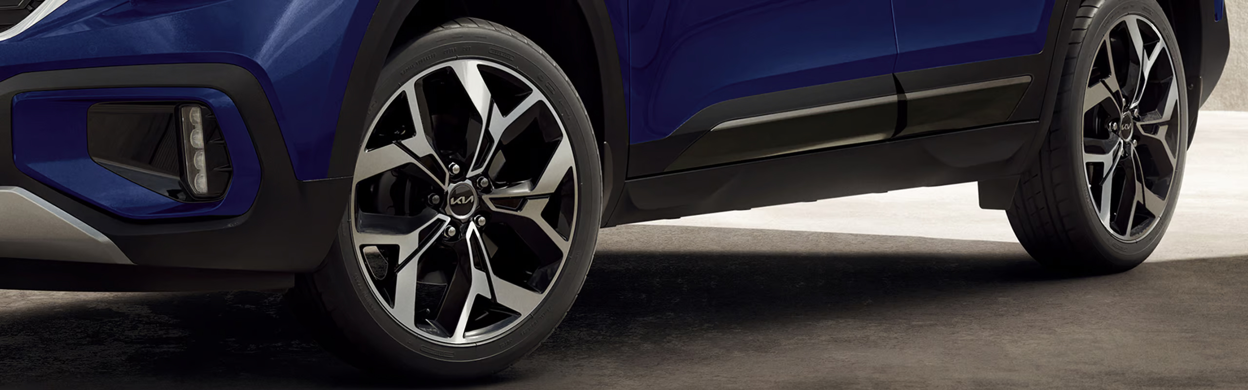 Striking R18 (46.20 cm) Crystal Cut Glossy Black Alloy Wheels